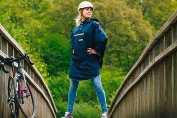 Mujer con bicicleta e impermeable
